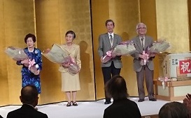 連続出品　花束贈呈
